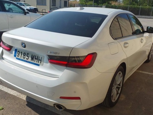 40543ad341c7ad9b85737cf1254c2d0f-2917 Bmw Series 3 320i Auto. - 3